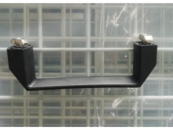 移動圍欄上面的把手是如何安裝的？