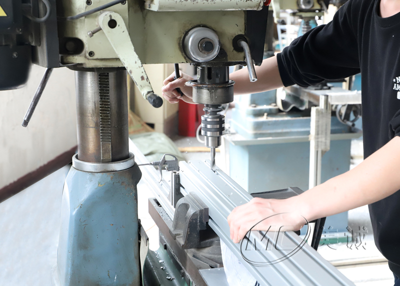 工業(yè)鋁型材<i style='color:red'>精加工</i>廠家，如何做到<i style='color:red'>精加工</i>？